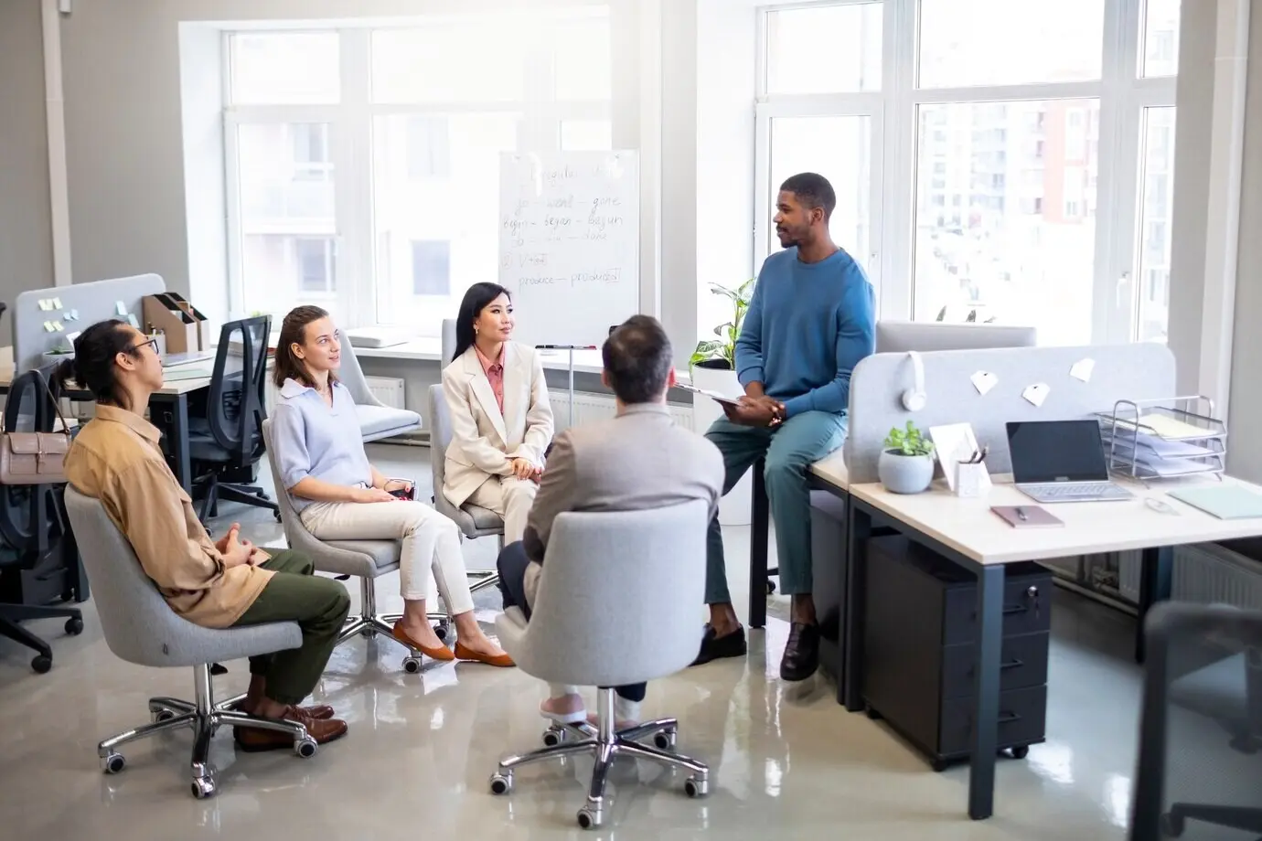 Ganzaufnahme von Menschen, die im Büro lernen.